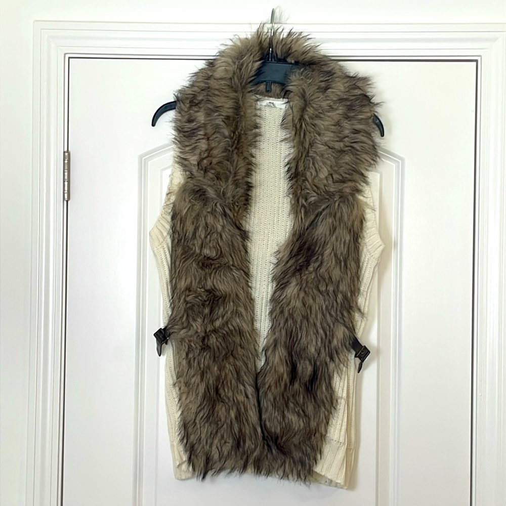 BLL New York Cream Sweater Vest with Faux Fur Size M